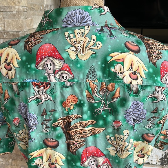 Crescent Creepers Mushroom short sleeve w front pocket green button up Size M - Picture 12 of 16